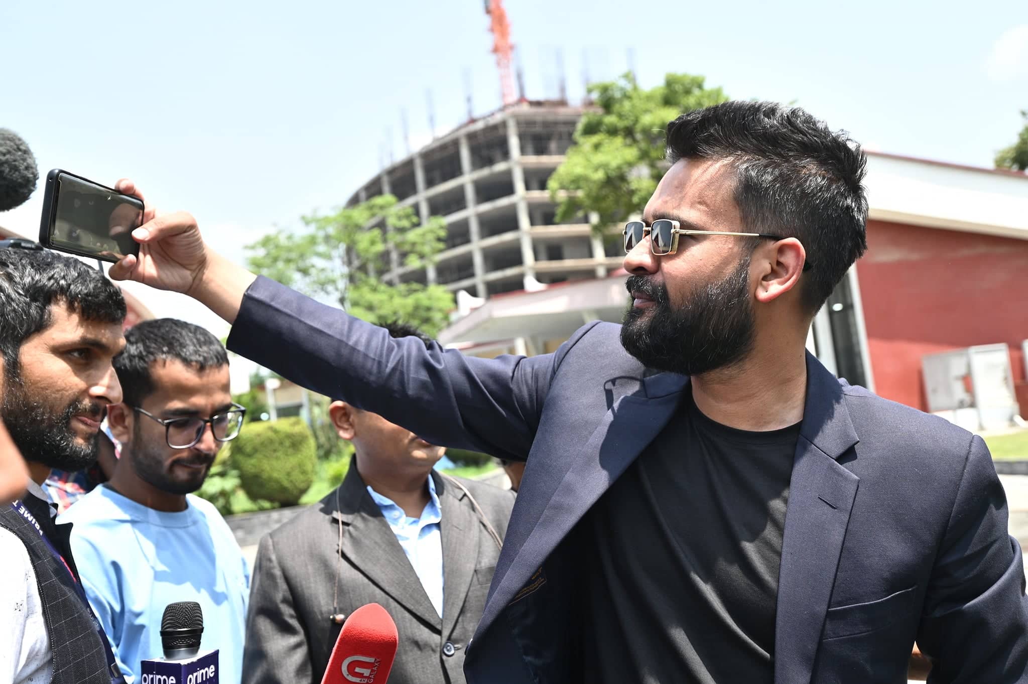 बालेन सभागृहमा, विजय जुलुसको तयारी